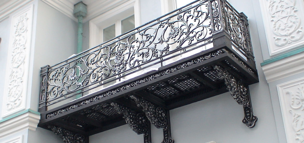 Кованый балкон из чугуна